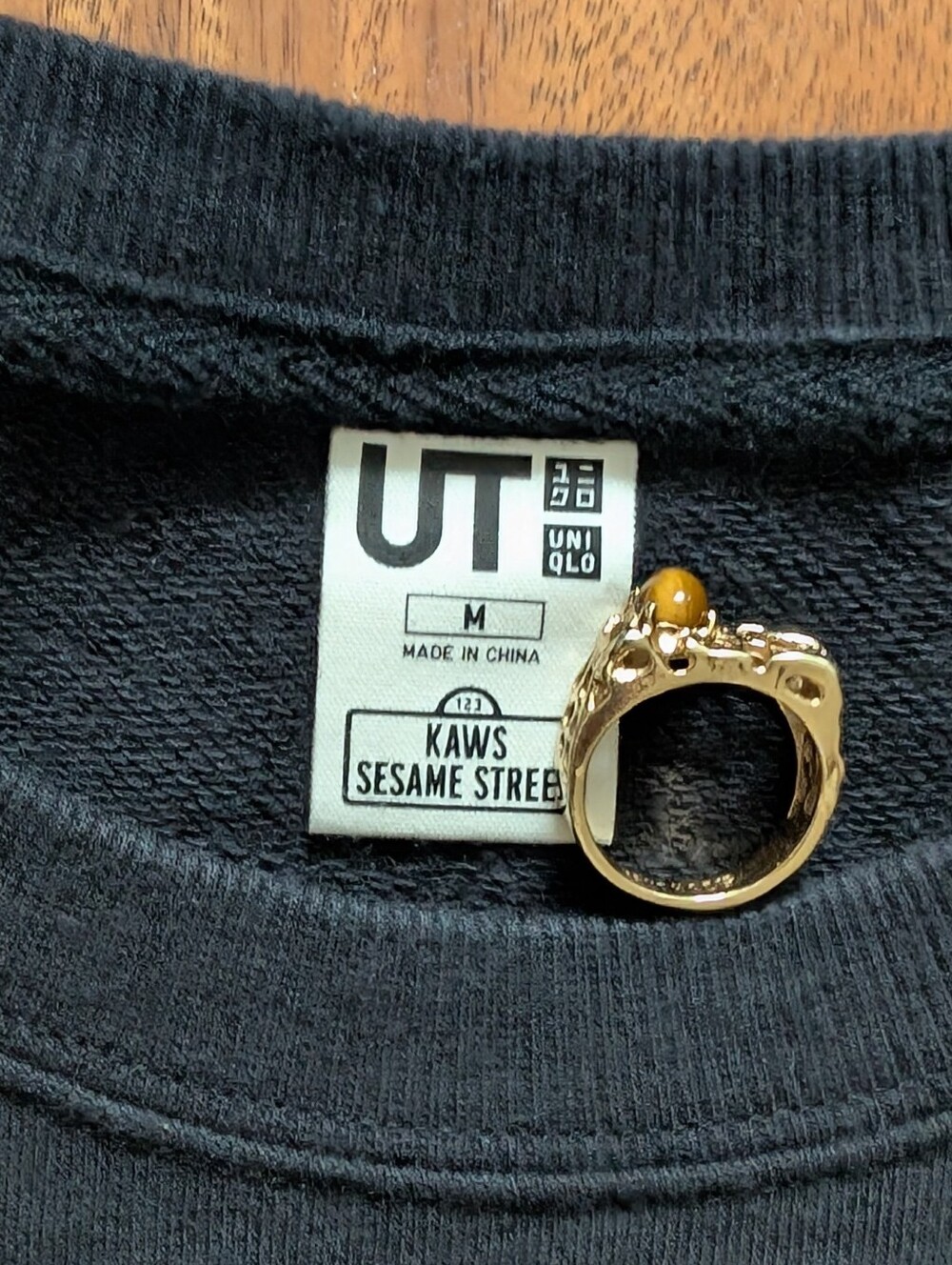 Uniqlo x KAWS Sesame Street Crewneck (M) - Picture 5 of 7